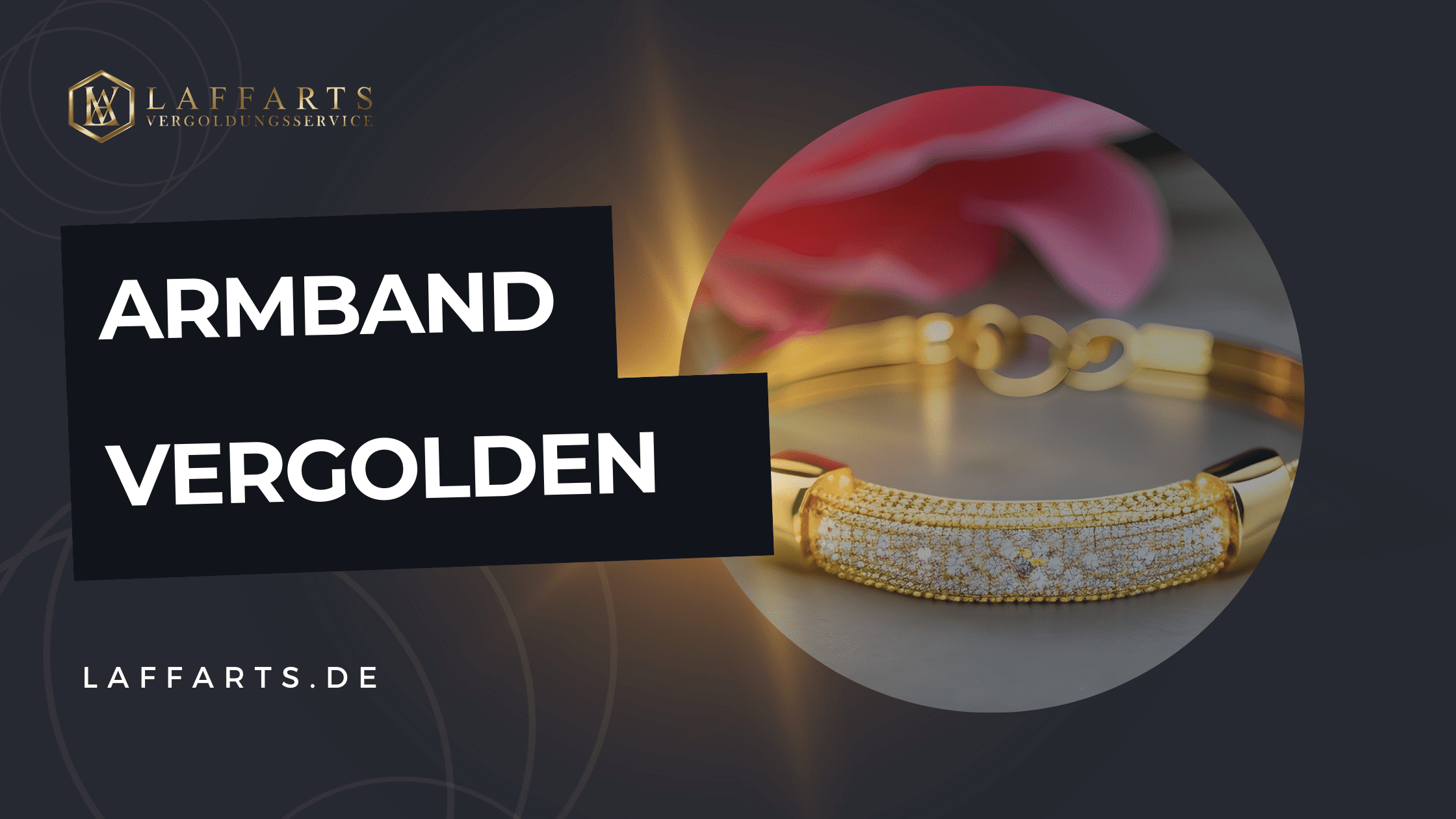 "Ein glänzendes, frisch vergoldetes Armband auf einer eleganten Oberfläche"