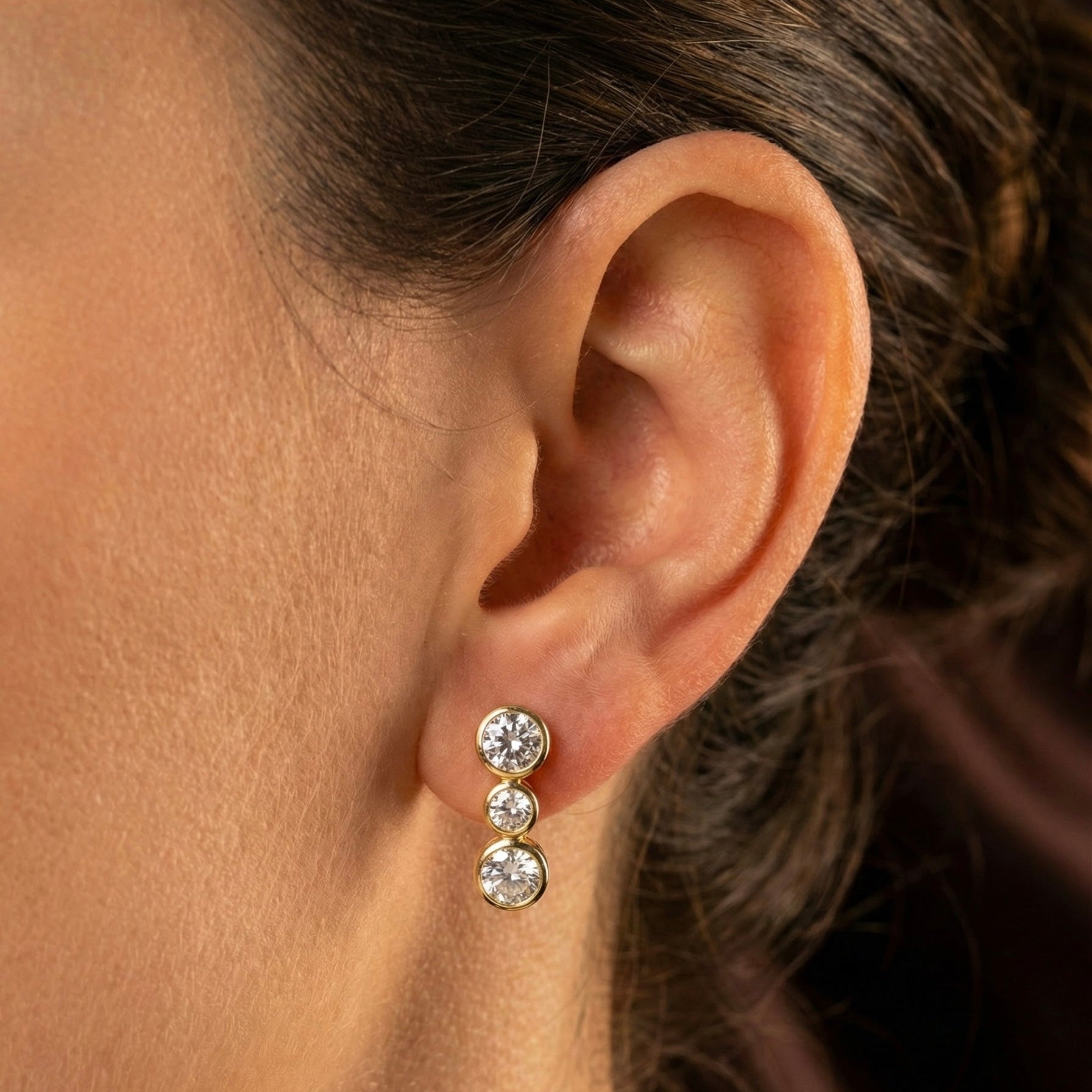 Vergoldete Triple-Zirkonia Ohrstecker aus 925 Silber – Ein Statement in Licht & Form