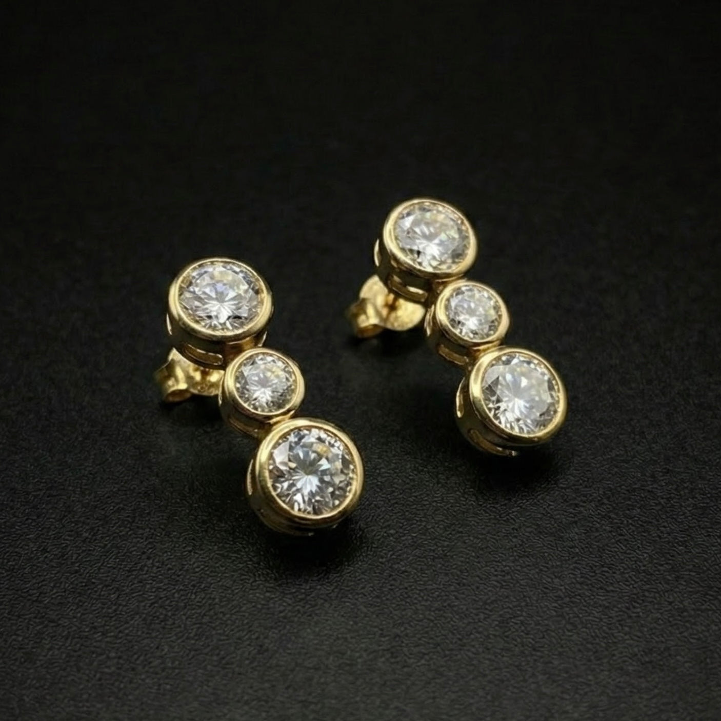 Vergoldete Triple-Zirkonia Ohrstecker aus 925 Silber – Ein Statement in Licht & Form