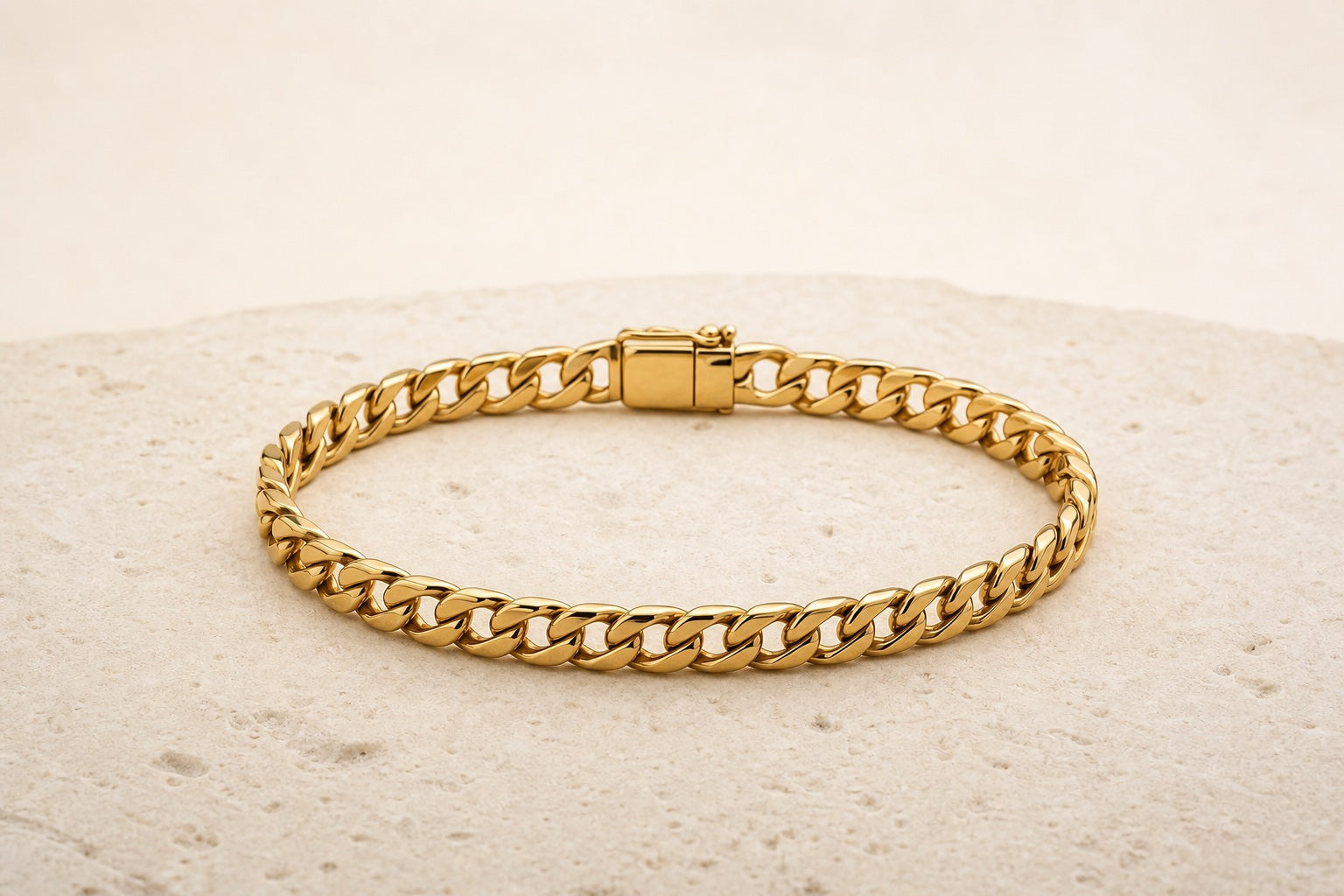 Armband vergolden lassen: vollständiges goldenes Gliederarmband mit Verschluss