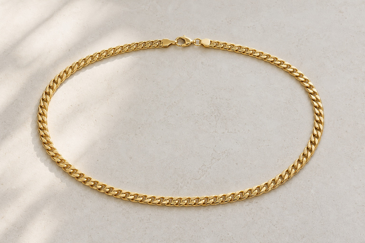 Kette vergolden lassen: vollständige goldene Halskette mit Verschluss