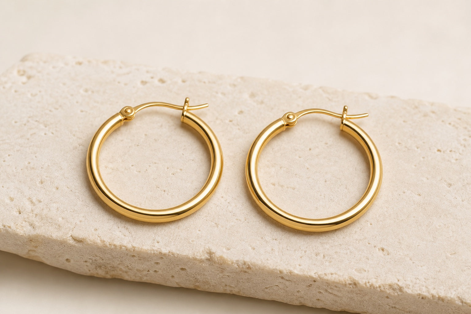 Ohrschmuck vergolden lassen: Paar goldene Creolen mit Scharnier