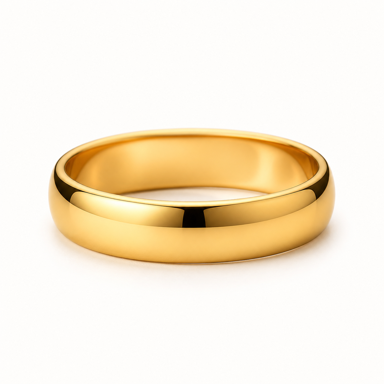 Goldschicht erneuern lassen - einzelne goldene Schmuckoberfläche auf weißem Hintergrund