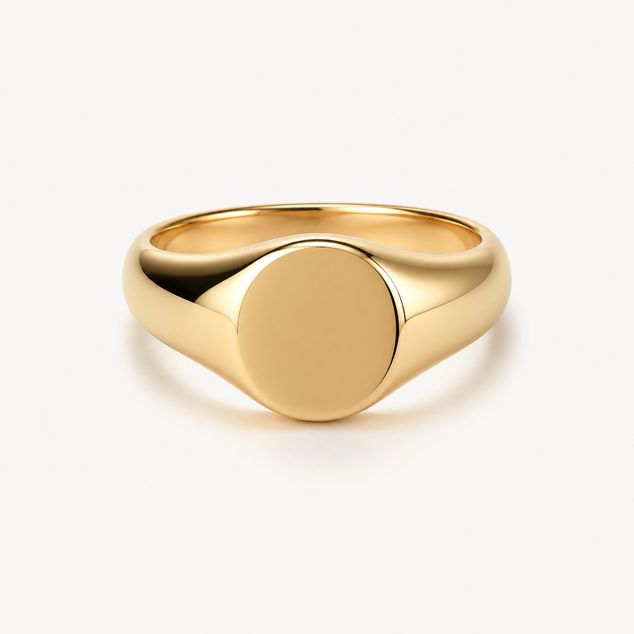 Schmuck vergolden Preise - einzelner goldener Ring auf weißem Hintergrund