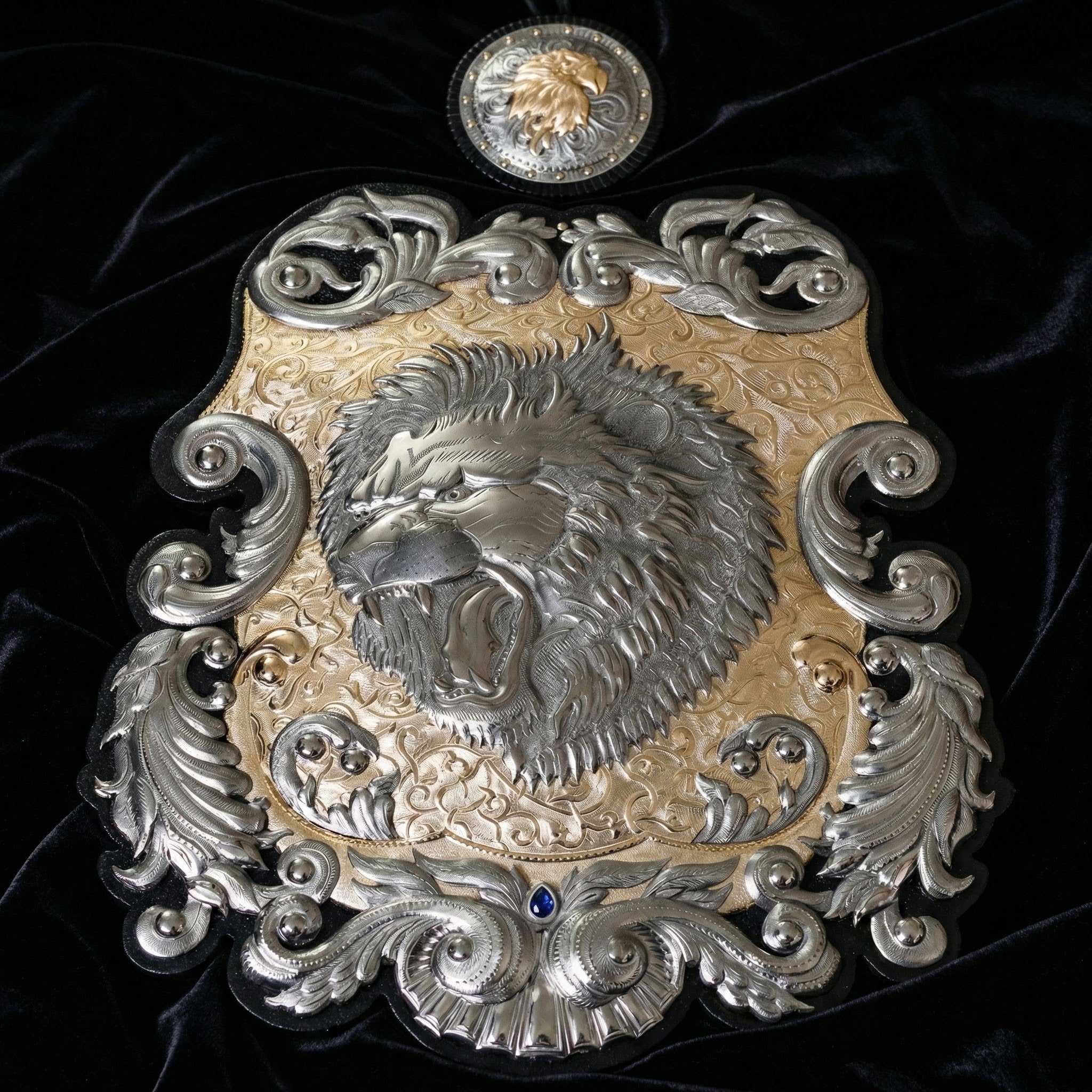 Dekorativer heraldischer Schild „Der Löwe“  Zweiseitiges Meisterstück von Sergey Filippenko