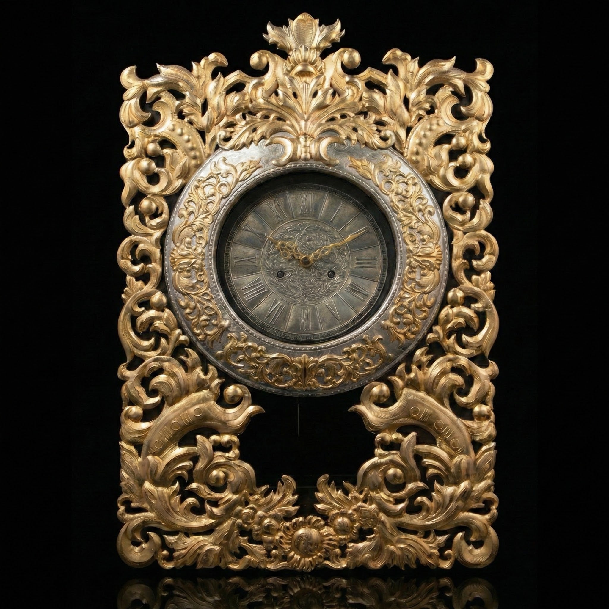 Repoussé Wanduhr „Barock“ – Handgetriebenes Unikat (1/1) – Sergey Filippenko