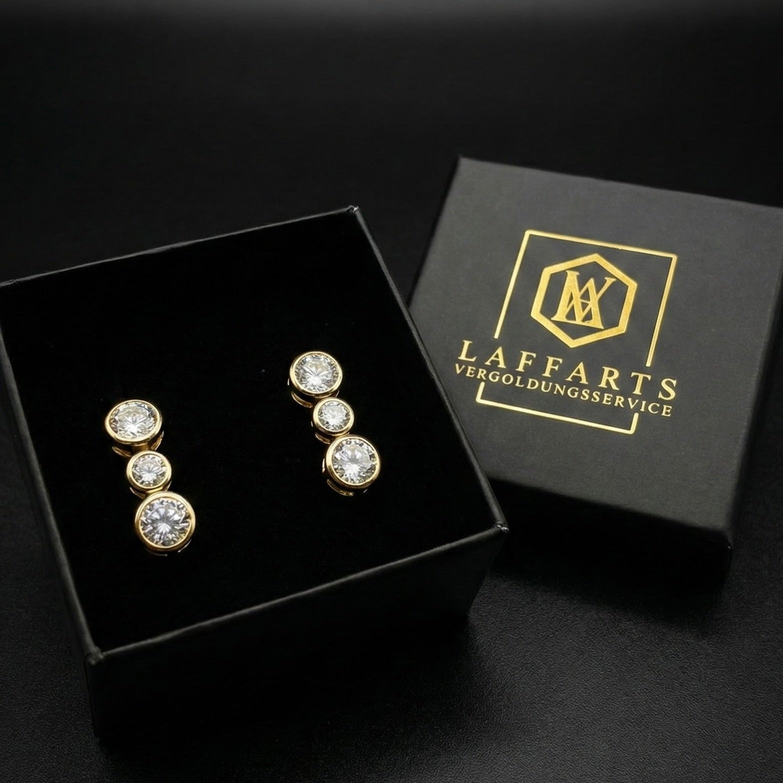 Vergoldete Triple-Zirkonia Ohrstecker aus 925 Silber – Ein Statement in Licht &amp; Form