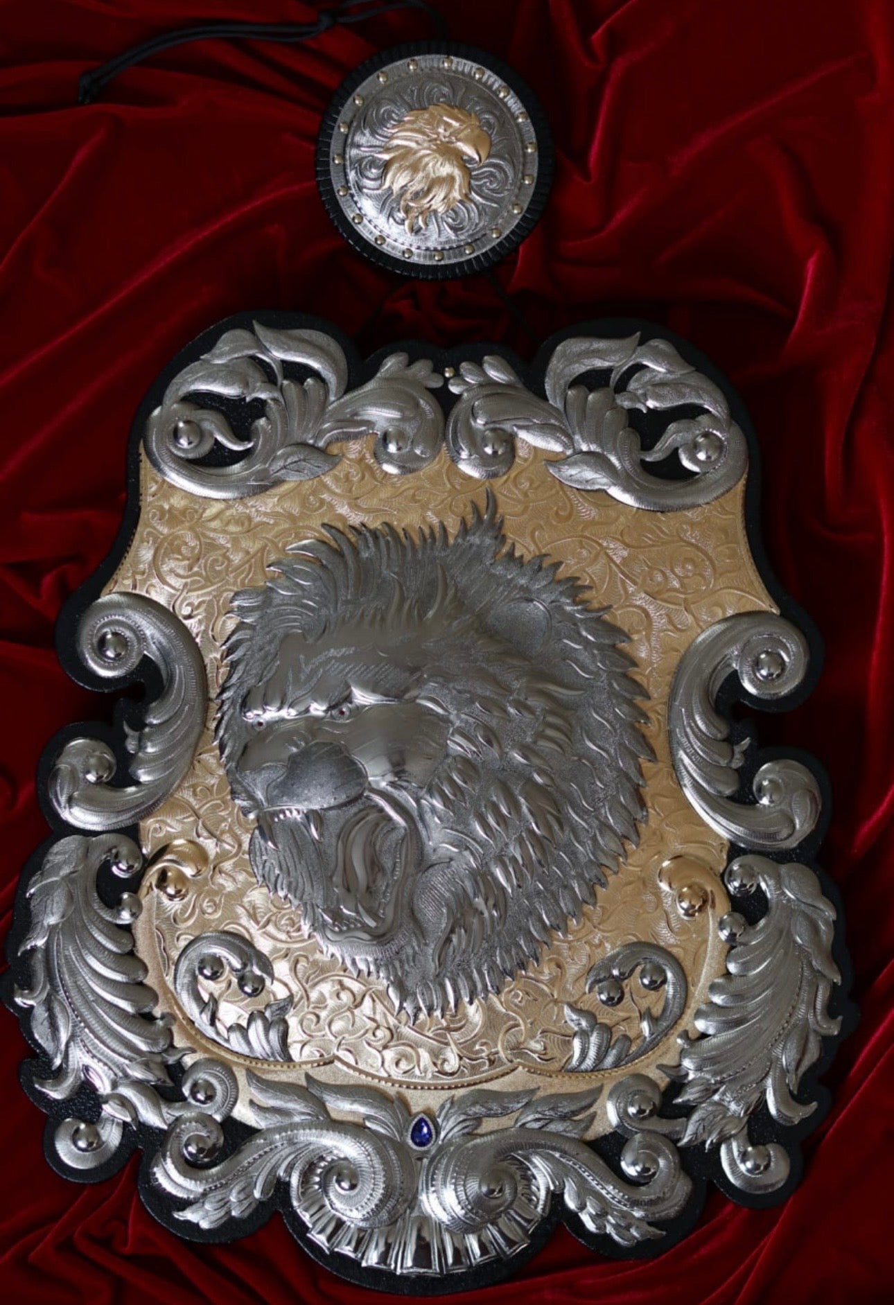 Dekorativer heraldischer Schild „Der Löwe“  Zweiseitiges Meisterstück von Sergey Filippenko