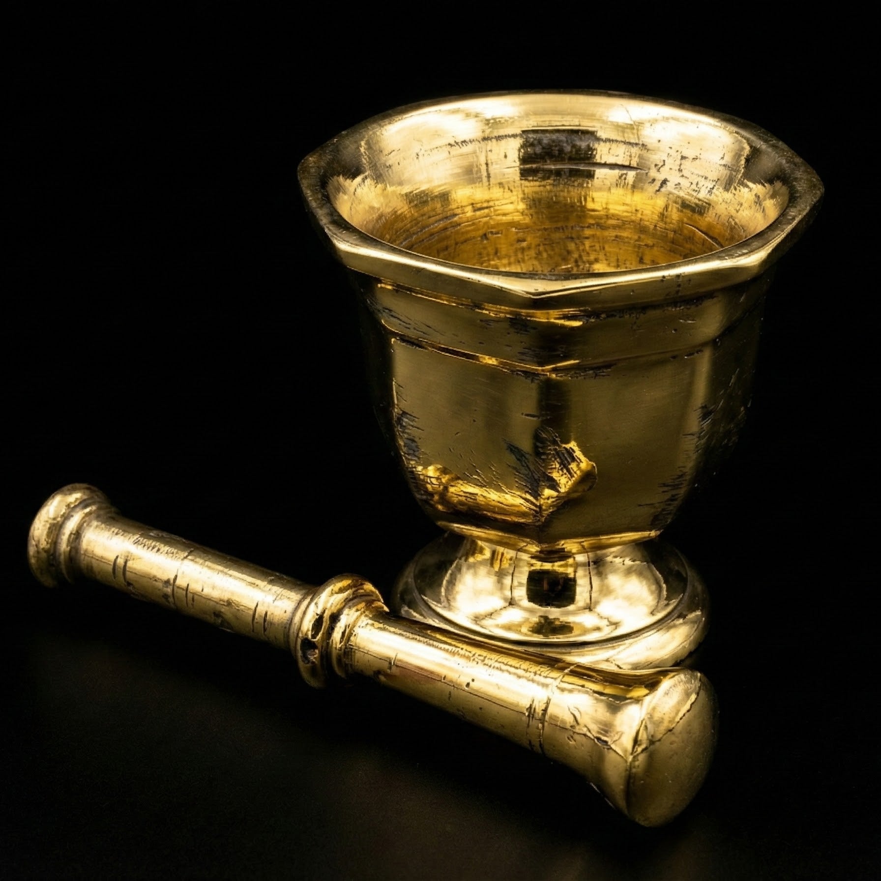 Handvergoldeter Mörser mit Stößel – Messing, Einzelstück