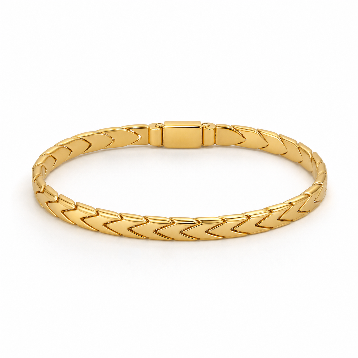Armband vergolden lassen - einzelnes goldenes Armband auf weißem Hintergrund