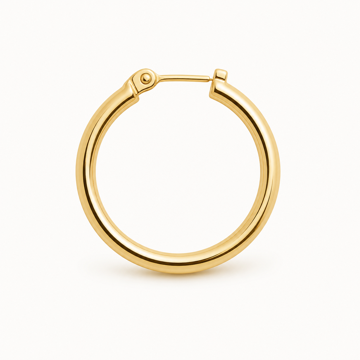 Ohrschmuck vergolden lassen - einzelner goldener Ohrring auf weißem Hintergrund